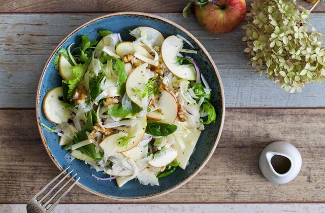 Salade de fenouil, pomme, roquette, pousses d'épinards et noix - Photo par 750g