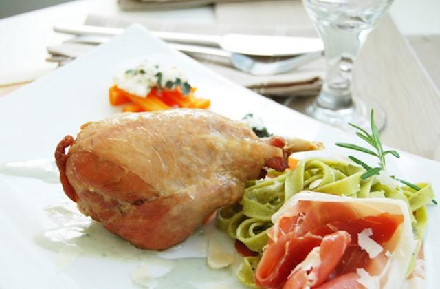 Jambonnette de dinde confite, sauce Roquefort, tagliatelles au basilic et jambon italien - Photo par Jean Routhiau