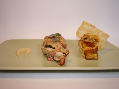 Tresse de pintade fumée, tomates séchées et sauge, lasagnes de pomme de terre et champignons au parmesan, petite tuile parfumée à la muscade - Photo par Sandrine Baumann