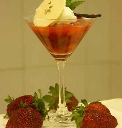 Soupe de fraise à la rhubarbe accompagnée de son sorbet fromage blanc, Croque en sucre au fenouil - Photo par 750g