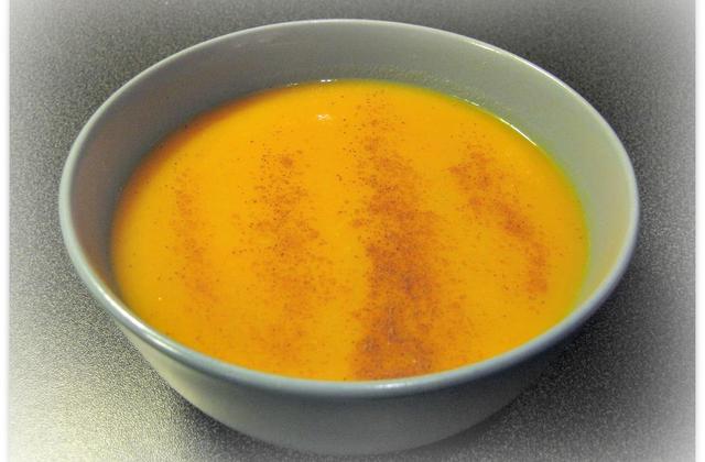 Soupe sucrée salée à la carotte, pomme, orange et cannelle - Photo par A GOOD COOKING DAY
