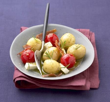 Salade d'apéribilles, tomate, feta et jambon sec au pesto - Photo par Doréoc