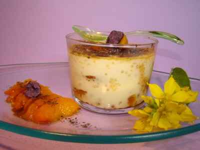 Abricots du Rousillon caramélisés façon crème brûlée au sucre violette-thé vert - Photo par Sandrine Baumann