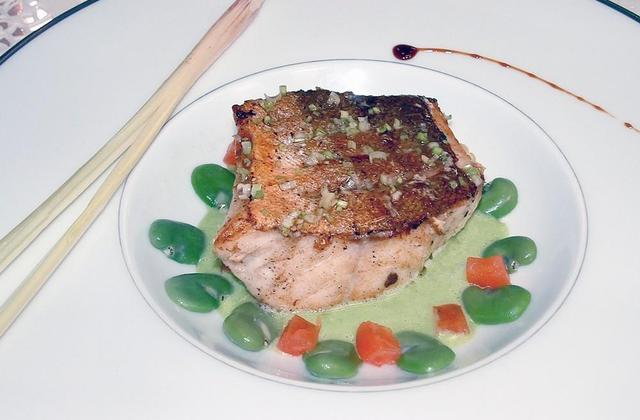 Pavé de rascasse poêlé 'miel et citronnelle', coulis de petits pois, verveine et févettes - Photo par Mon Primeur