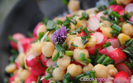 Salade pois chiches germés, radis à la mélasse de grenade et à la ciboulette - Photo par Cookingout