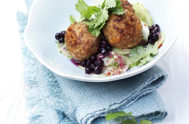 Petites boulettes sur salade de concombre aux myrtilles sauvages - Photo par Coopérative des myrtilles sauvages du Canada