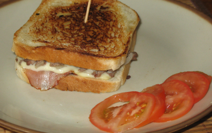 Croque monsieur façon hamburger - Photo par mirette-aux-fourneaux.over-blog.com