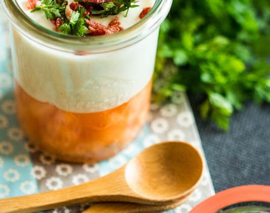 Mousse au roquefort, gelée de moelleux au melon, miettes de culatello et cerfeuil - Photo par Ré