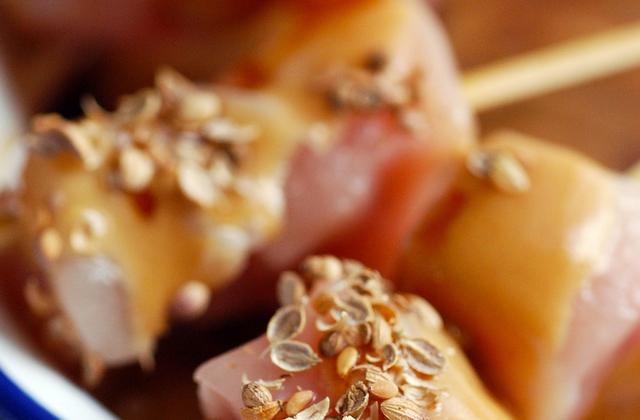 Petites brochettes au poulet mariné à la moutarde parfumée - Photo par Amora