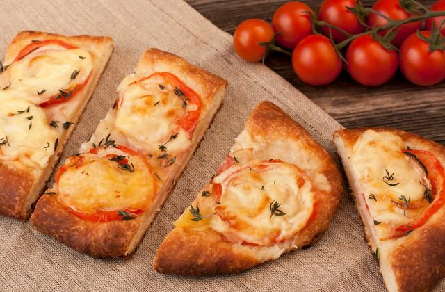 Pizza tomates fraîches et mozzarella - Photo par 750g
