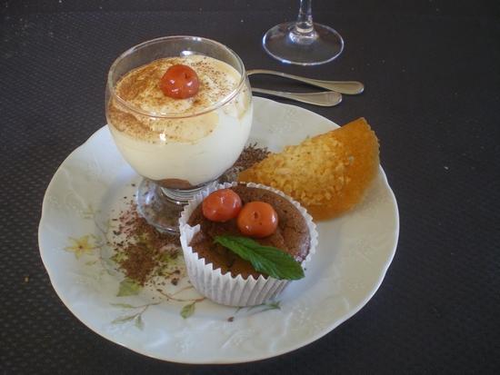 Tiramisu forêt noire et moelleux chocolat, noix de coco - Photo par melho0