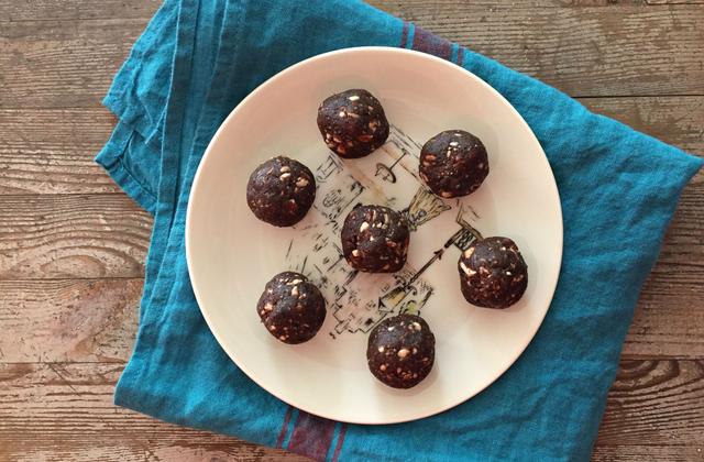 Energy balls dattes et chocolat sans cuisson - Photo par Pascale Weeks