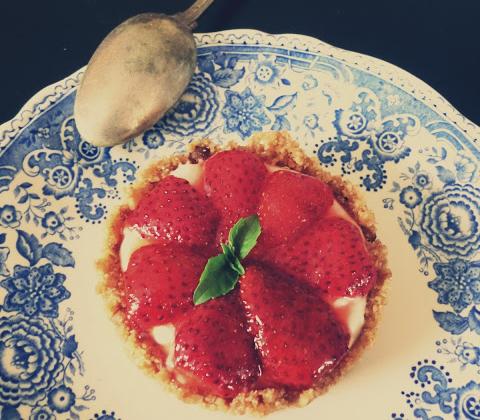 Tartelettes fraises, basilic et mousse de chèvre... sans cuisson - Photo par Petite Cuillère et Charentaises