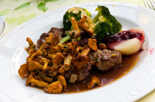 Filet de chevreuil aux chanterelles, sauce Grand Veneur - Photo par Chef Damien