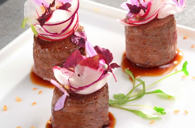 Filet de rumsteck juste saisi et glacé au soja, copeaux de légumes aux herbes fraiches et sésame - Photo par Bérengère