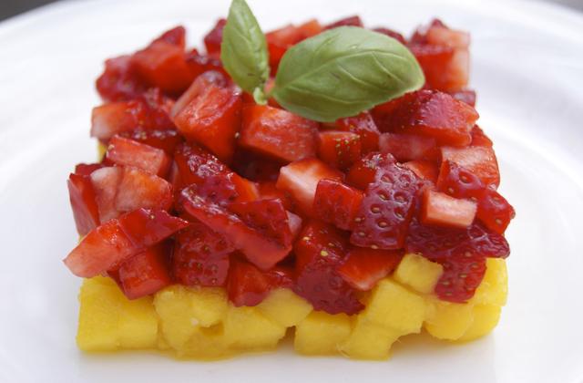 Tartare de fraises Guariguettes et mangue au citron vert et basilic - Photo par La ptite cuisine de Pauline