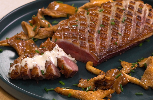 Magret de canard et sauce moutarde aux girolles - Photo par CIFOG (Comité Interprofessionnel des Palmipèdes à Foie Gras)