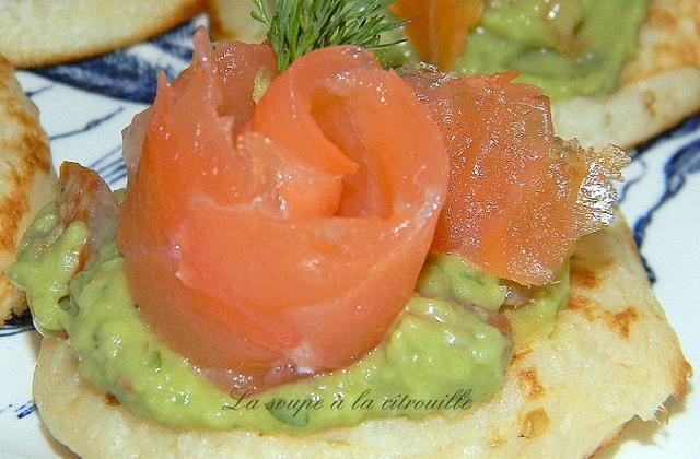 Blinis au saumon et guacamole - Photo par La soupe à la citrouille