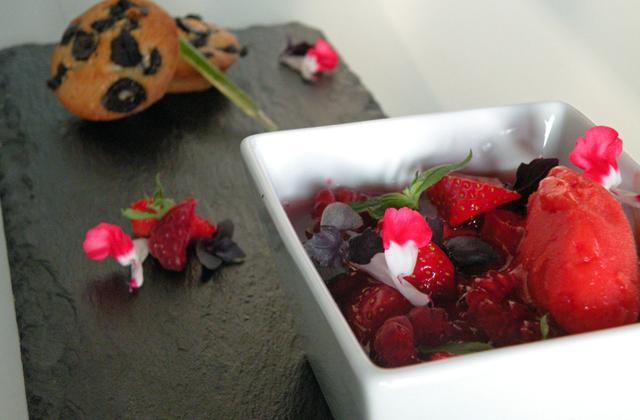 Consommé glacé fraises-framboises, sorbet à la fraise,pesto sucré au basilic et financiers aux olives confites - Histoire de goûts
