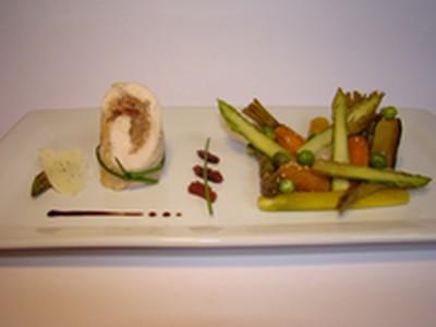 Suprême de poulet farci à la tomme au foin et confiture de figue, petits légumes du moment sautés eu soja et graines de sésame - Photo par Sandrine Baumann