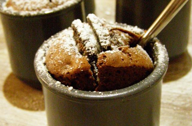 Mug cake fondant chocolat Oréo - Photo par Rouge & Haricots