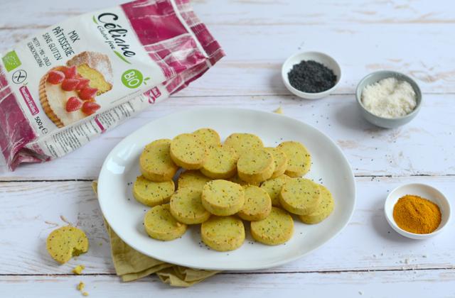Sablés salés sans gluten aux graines de pavot, curcuma et amandes - Photo par Nadia Paprikas