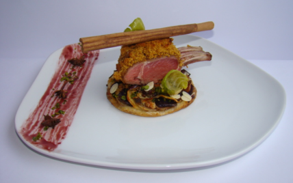 Carré d'agneau en croûte de pain d'épice, sur une tartelette de légumes anciens façon mendiants, réduction de vin à l'orange - Photo par Sandrine Baumann