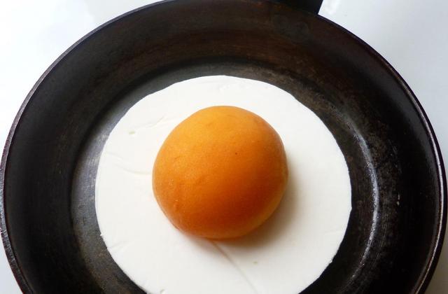 L'œuf au plat en trompe-l'œil - Photo par macaron41