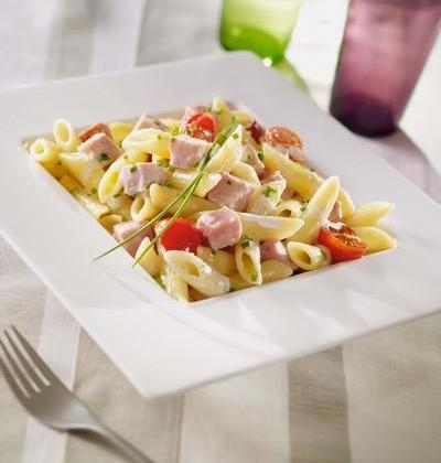 Penne rigate aux dés de rôti de porc braisés et tomates cerises - Photo par Herta
