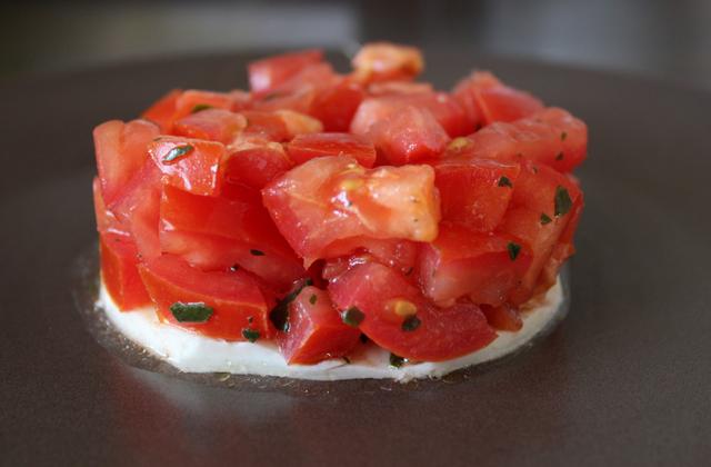 Tartare de tomates/basilic sur lit de mozzarella - Photo par Mel's way of life