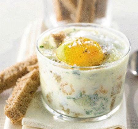 œufs cocottes au Comté, crevettes grises et pain au levain, persil plat - Photo par Comté