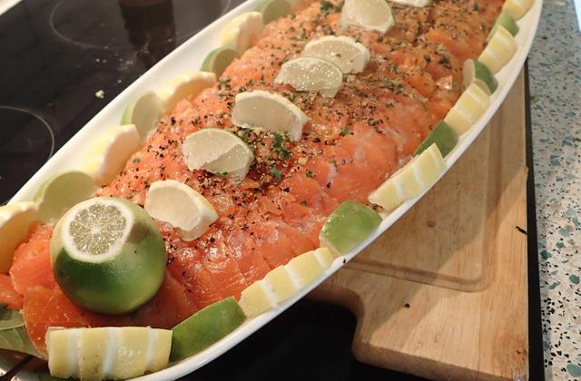 Grawlax de saumon à l'huile d'agrumes, reduction balsamic et caviar de hareng - Photo par leleur