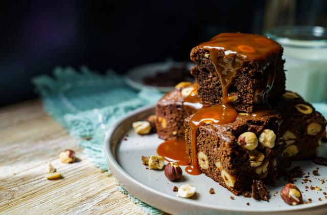 Brownie aux noisettes, sauce caramel et beurre salé - Photo par Yoann Gloaguen