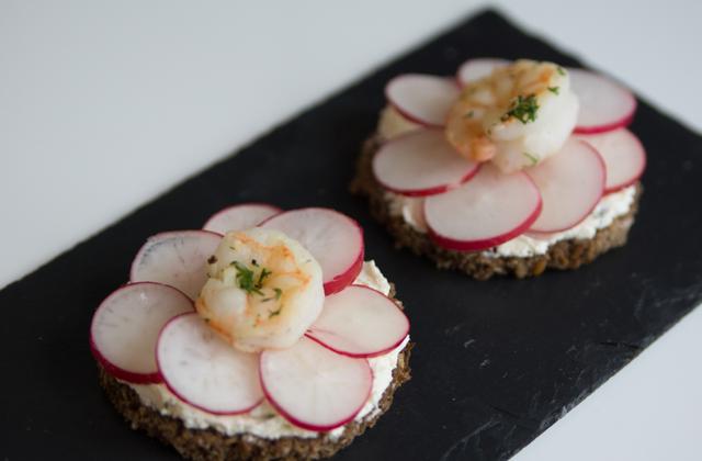 Tartine de pain noir, saint-morêt, radis et crevettes roses - Photo par quachc