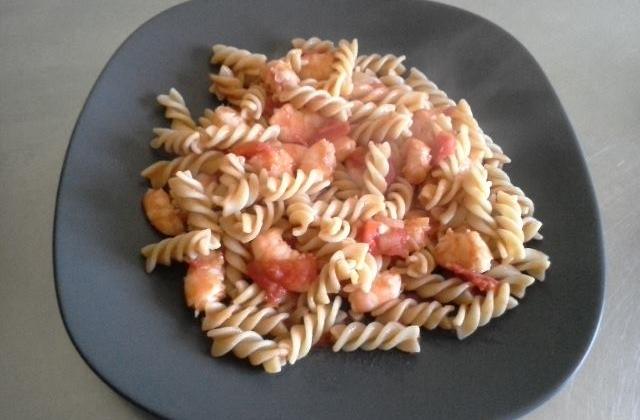 Pâtes à la tomate et crevettes - Photo par jiraic