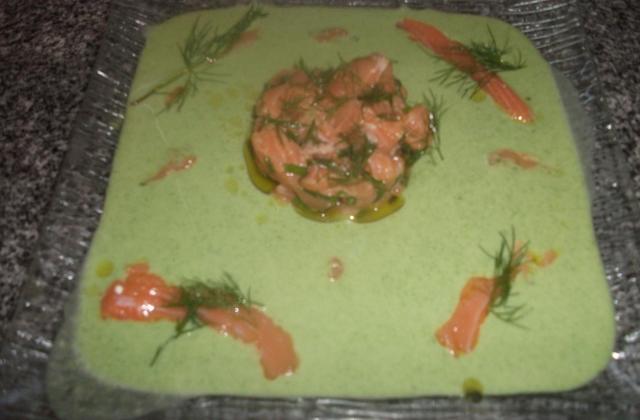 Vélouté de mâche et tartare de saumon à l'aneth et wasabi - Photo par chicheportiche
