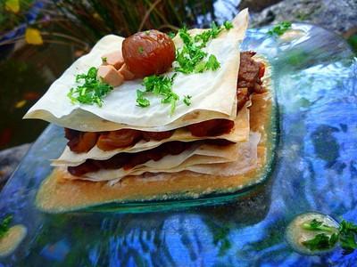 Millefeuille de joues de porc braisées aux châtaignes et au cidre, sauce crémeuse au foie gras - Photo par Chez Inoule