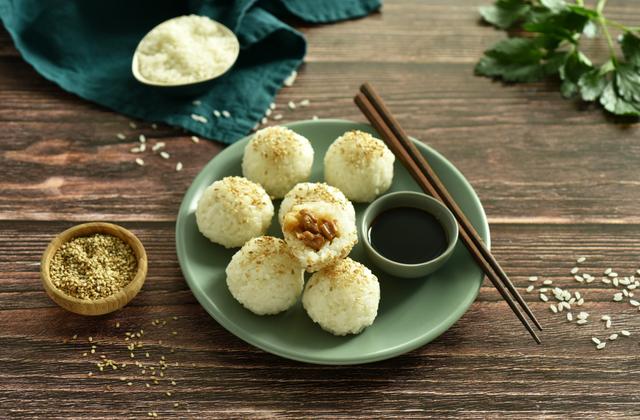 Boulettes de riz japonaises au poulet et sésame - Photo par Dorian Nieto