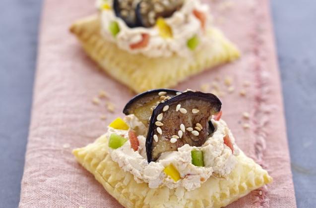 Bouchée feuilletée à l'Apérivrais, tartinade aux 3 poivrons et aubergine grillée au sésame - Quiveutdufromage.com