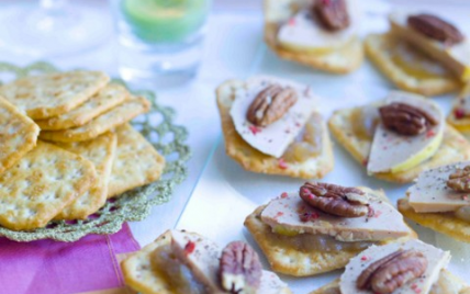 Canapés de crackers au foie gras et aux noix de pécan - Instant Croquant