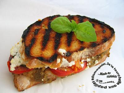 Sandwichs grillés à la chair d'aubergine aillée, tomate, fêta, basilic - Photo par TitAnick