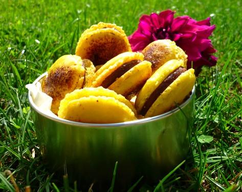 Macarons chocolat au lait et fruits de la passion - Photo par Chocociframboise