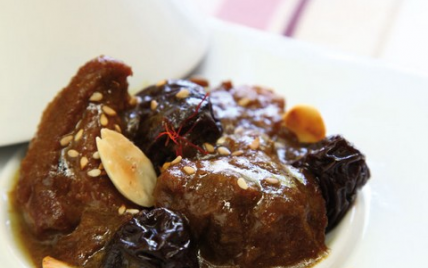Tajine d'agneau aux pruneaux agrémenté de sésame et amandes grillées - Le pruneau d'Agen