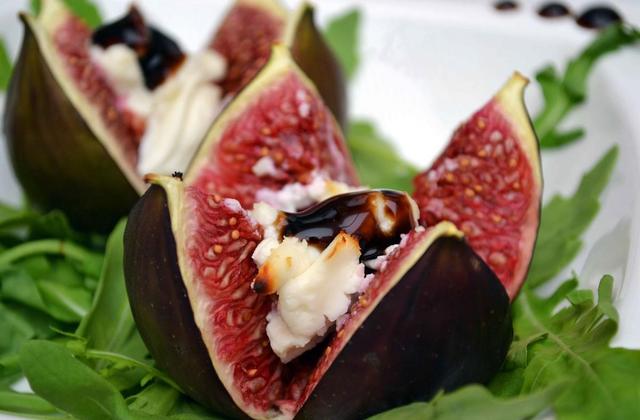 Recette Figues rôties au chèvre et crème de balsamique | 750g Recette Figues rôties toutes simples | 750g