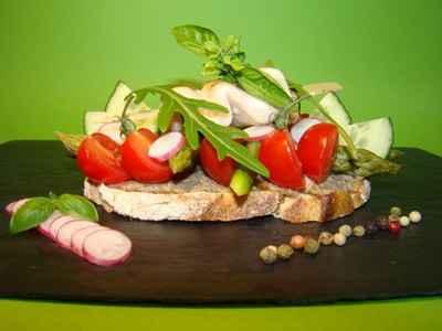 Tartine d'anchoïade, petits légumes et poulet mariné citron basilic - Photo par Sandrine Baumann