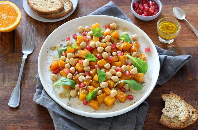 Salade tiède à la courge Butternut, pois chiches, grenade et vinaigrette à l'orange - Photo par Silvia Santucci