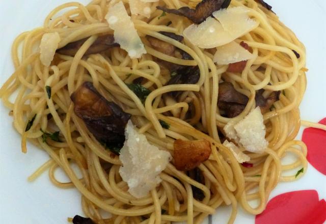 Spaghettis aux cèpes en persillade, ail rôti et parmesan