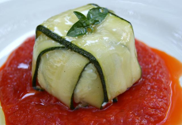 Charlotte de courgettes au chèvre frais, coulis de poivrons