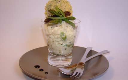 Verrine de risotto aux asperges vertes, morilles et estragon, tuile de parmesan et pavot