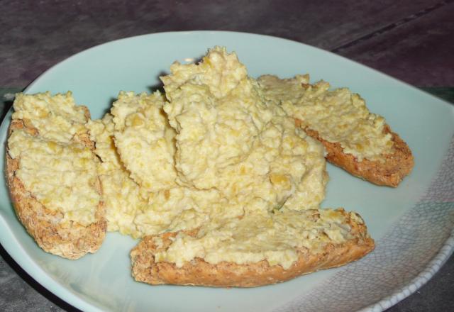 Tartines de purée de pois chiches au lait de coco